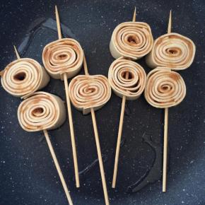 平底锅抹油，放入豆皮卷，小火煎制，可以撒一些辣椒粉，孜然粉，味道也不错。