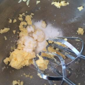 将细砂糖加入软化的黄油中，打发均匀。