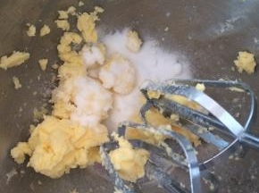 将细砂糖加入软化的黄油中，打发均匀。