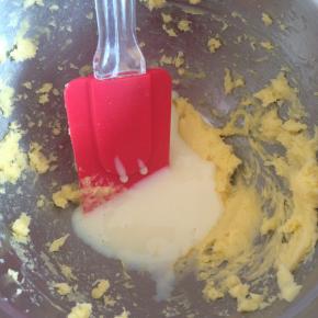 加入炼乳搅拌均匀。