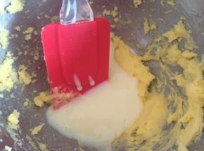 加入炼乳搅拌均匀。