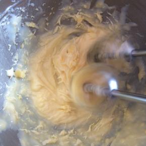 打蛋器低速搅打均匀。