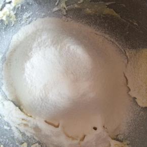 筛入低筋面粉。