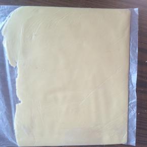 装入保鲜袋内，用擀面杖擀成厚度约0.3-0.4cm 的薄片，放冰箱冷冻30分钟。