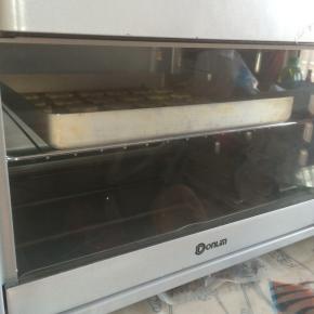 烤箱预热160度15分钟左右，上色满意即可