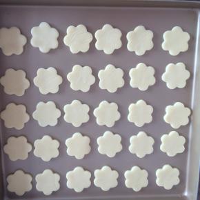 用饼干模具压出喜欢的花型。