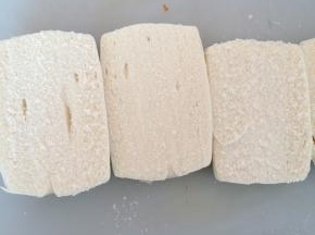 馒头切薄片。