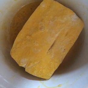 鸡蛋液打散，放入馒头片，均匀的裹上蛋液。