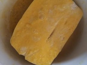 鸡蛋液打散，放入馒头片，均匀的裹上蛋液。