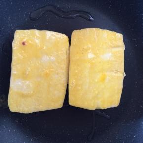 平底锅抹油，放入馒头片，小火煎至两面金黄。