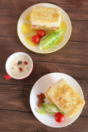 夹上火腿生菜，一个馒头早餐包就做好了。