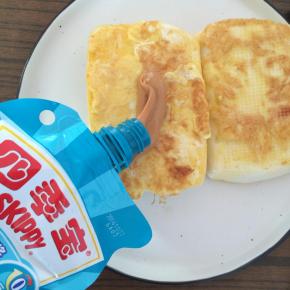 煎好的馒头片，挤上花生酱。