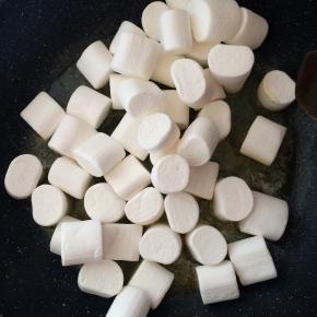 放入棉花糖翻拌。
炒至棉花糖全部融化。