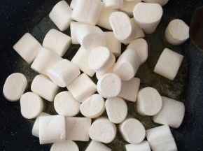放入棉花糖翻拌。
炒至棉花糖全部融化。