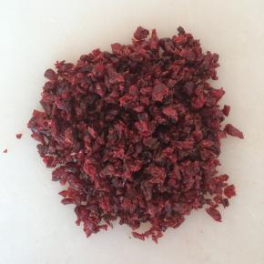 蔓越莓果干切碎备用。