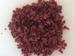 蔓越莓果干切碎备用。