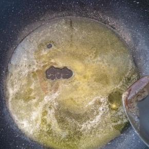 不粘锅小火融化黄油。