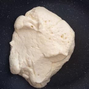 加入奶粉，翻拌至棉花糖与奶粉融为一体。