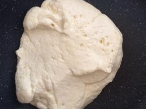 加入奶粉，翻拌至棉花糖与奶粉融为一体。