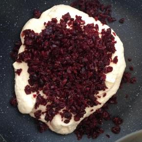 加入蔓越莓果果干，翻炒均匀。