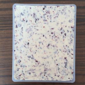 放入整形盘内，用擀面杖压平。