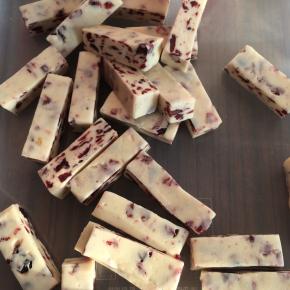 冰箱冷藏3小时后，切小块，包糖纸即可。