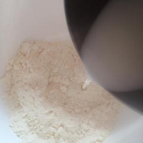 加入牛奶，混合成面团。