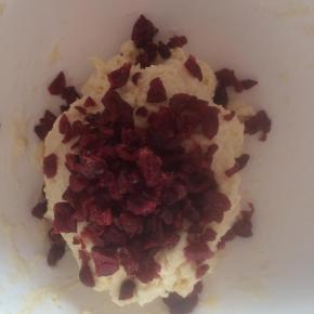 蔓越莓果干提前切碎，加入面团中，混合均匀。