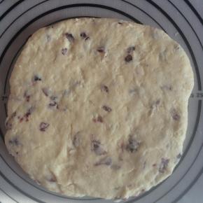 将面团用手按压成厚度约1cm的薄片。