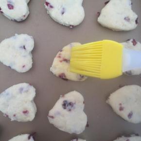 薄薄地刷一层蛋液，烤箱预热，200度25分钟左右。