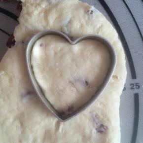 用喜欢的模具压出花型，放置烤盘中。