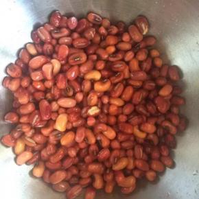 红豆提前浸泡一夜。