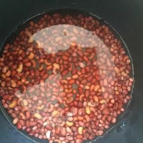 放入压力锅内，少加一点水。