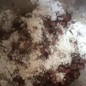 豆子沥干水份，加入白糖，搅拌均匀，冰箱冷藏腌制一夜即可。