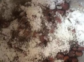 豆子沥干水份，加入白糖，搅拌均匀，冰箱冷藏腌制一夜即可。