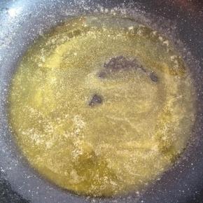 黄油放入不沾锅中，小火融化。