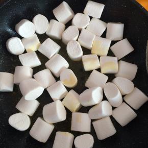 放入棉花糖，慢慢翻拌，直到棉花糖完全融化并与黄油融合。