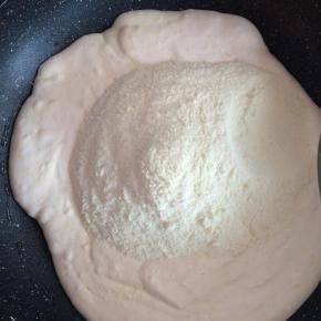 倒入奶粉，快速翻拌揉匀。