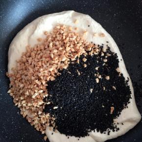 倒入花生碎和黑芝麻，快速翻拌均匀。: