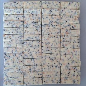 冰箱冷藏1小时后，取出切块