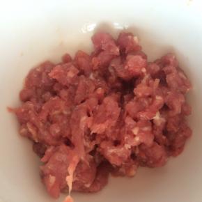 肉中加入少许盐、料酒腌制15分钟去腥。
