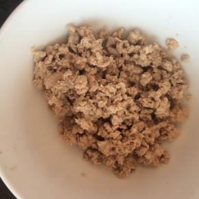 肉末冷水下锅，水开后撇去浮沫，捞出肉末备用。