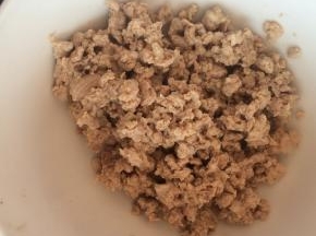肉末冷水下锅，水开后撇去浮沫，捞出肉末备用。