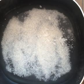 米淘洗干净备用。放入锅中，加入4碗水。