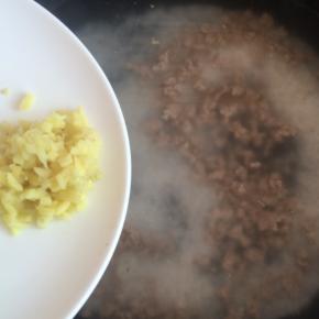放入姜末。