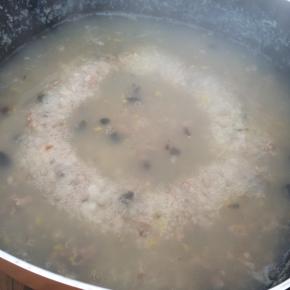 大火烧开后小火熬煮约30分钟即可。