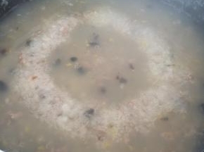 大火烧开后小火熬煮约30分钟即可。