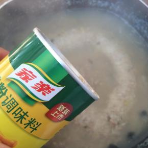 出锅前撒鸡粉，香葱。