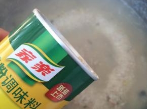 出锅前撒鸡粉，香葱。