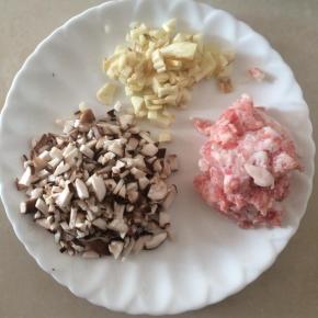 锅内倒入适量食用油，下入肉末煸炒。